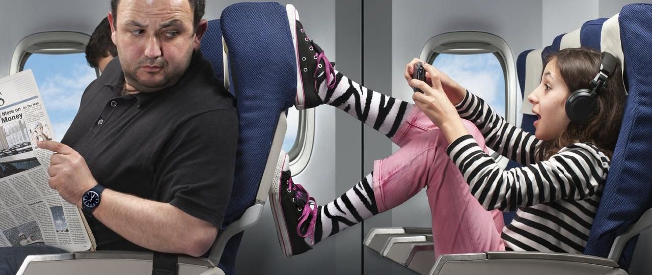 Pesquisa aponta 20 comportamentos de passageiros que mais incomodam quem viaja de avião no Brasil