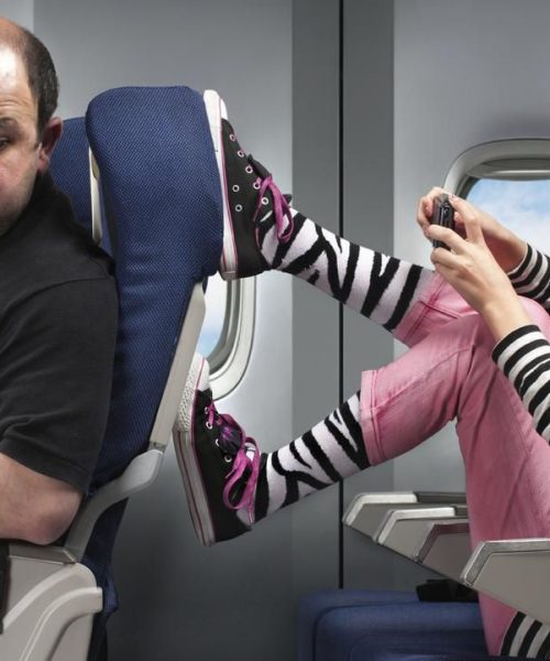 Pesquisa aponta 20 comportamentos de passageiros que mais incomodam quem viaja de avião no Brasil